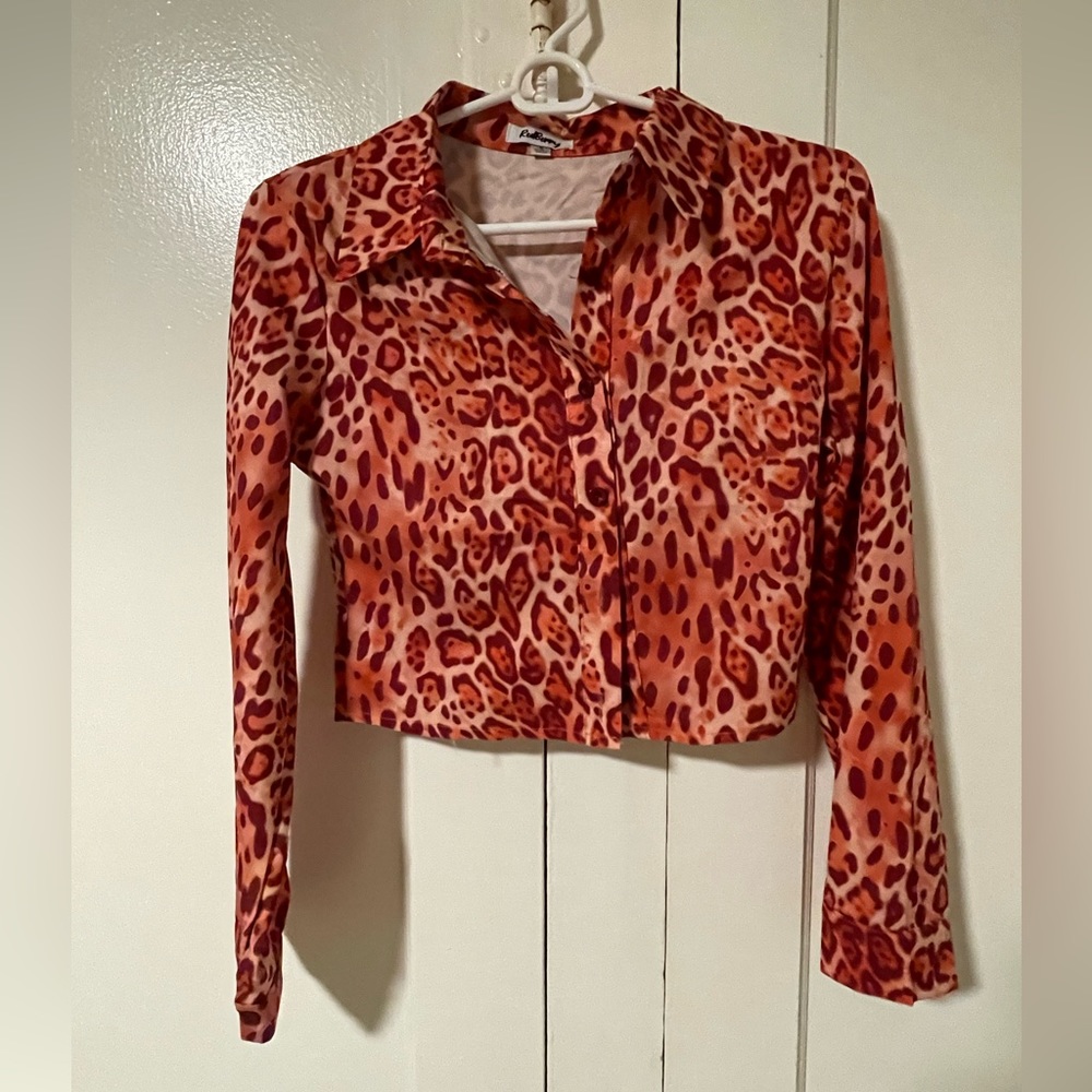 VRG GIRL: collared cropped button up animal print top